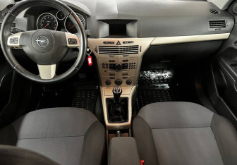 Подержанный автомобиль Opel Astra Sedan 2008 года (10 фото)