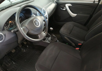 Подержанный автомобиль Renault Sandero 2012 года (9 фото)