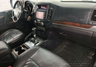 Подержанный автомобиль Mitsubishi Pajero 2008 года (10 фото)