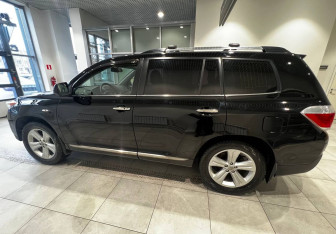 Подержанный автомобиль Toyota Highlander 2011 года (6 фото)