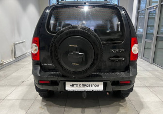 Подержанный автомобиль Chevrolet Niva 2011 года (13 фото)