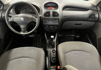 Подержанный автомобиль Peugeot 206 Sedan 2008 года (11 фото)