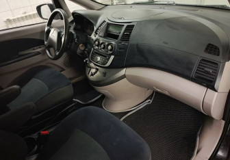 Подержанный автомобиль Mitsubishi Grandis 2007 года (11 фото)