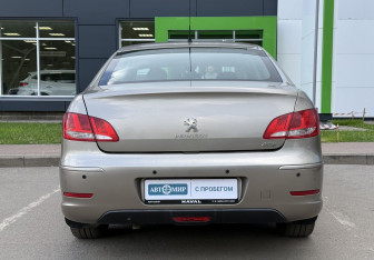 Подержанный автомобиль Peugeot 408 2014 года (6 фото)
