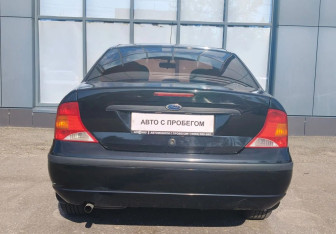 Подержанный автомобиль Ford Focus Sedan 2004 года (7 фото)