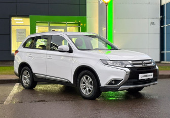 Подержанный автомобиль Mitsubishi Outlander 2017 года (3 фото)