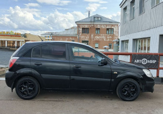 Подержанный автомобиль Kia Rio Hatchback 2005 года (4 фото)