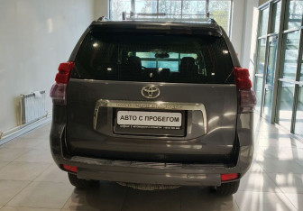 Подержанный автомобиль Toyota Land Cruiser Prado 2010 года (6 фото)