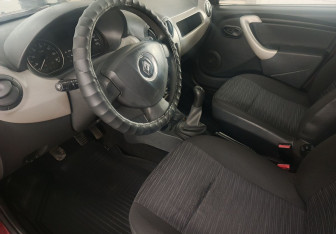Подержанный автомобиль Renault Sandero 2011 года (9 фото)