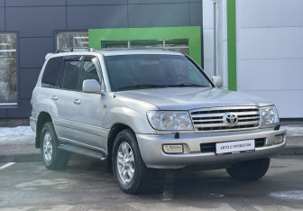 Подержанный автомобиль Toyota Land Cruiser Suv 2006 года (3 фото)