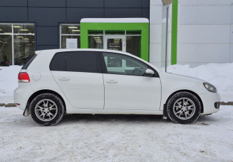 Подержанный автомобиль Volkswagen Golf Hatchback 2012 года (4 фото)