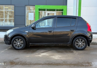 Подержанный автомобиль Renault Sandero 2011 года (8 фото)