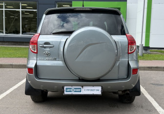 Подержанный автомобиль Toyota RAV4 2006 года (6 фото)