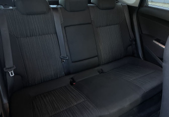 Подержанный автомобиль Opel Astra Hatchback 2010 года (11 фото)