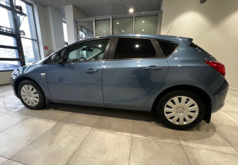 Подержанный автомобиль Opel Astra Hatchback 2013 года (5 фото)