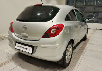 Подержанный автомобиль Opel Corsa 2010 года (7 фото)