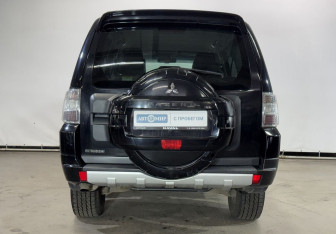Подержанный автомобиль Mitsubishi Pajero 2011 года (6 фото)
