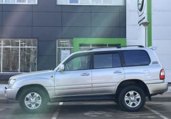 Подержанный автомобиль Toyota Land Cruiser Suv 2006 года (8 фото)