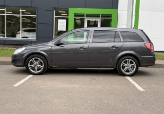 Подержанный автомобиль Opel Astra Wagon 2012 года (8 фото)
