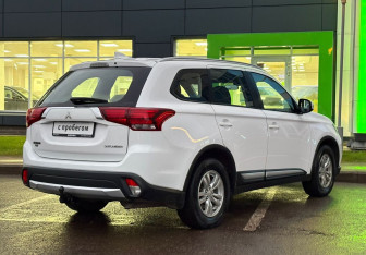 Подержанный автомобиль Mitsubishi Outlander 2017 года (5 фото)