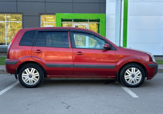 Подержанный автомобиль Ford Fusion 2006 года (4 фото)