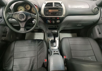 Подержанный автомобиль Toyota RAV4 2002 года (10 фото)