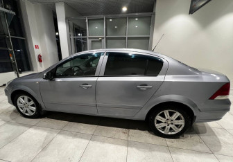 Подержанный автомобиль Opel Astra Sedan 2008 года (7 фото)