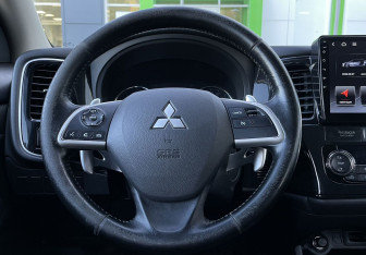 Подержанный автомобиль Mitsubishi Outlander 2014 года (17 фото)