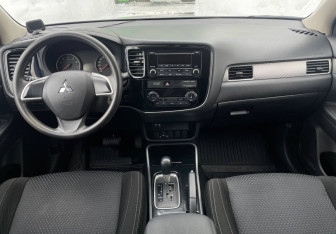 Подержанный автомобиль Mitsubishi Outlander 2018 года (10 фото)