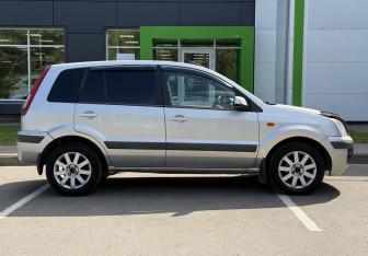 Подержанный автомобиль Ford Fusion 2006 года (4 фото)