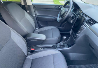 Подержанный автомобиль Skoda Rapid Liftback 2014 года (10 фото)