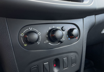 Подержанный автомобиль Renault Logan Sedan 2015 года (14 фото)