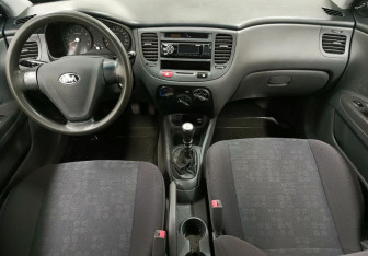 Подержанный автомобиль Kia Rio Hatchback 2005 года (12 фото)