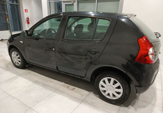Подержанный автомобиль Renault Sandero 2012 года (9 фото)