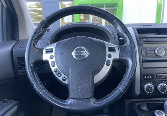 Подержанный автомобиль Nissan X-Trail 2011 года (13 фото)