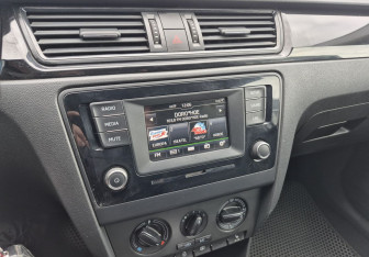 Подержанный автомобиль Skoda Rapid Liftback 2015 года (14 фото)