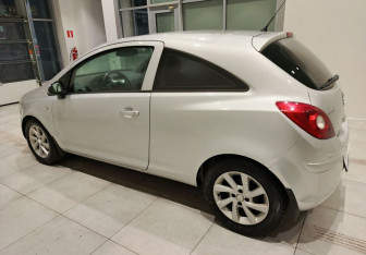 Подержанный автомобиль Opel Corsa 2010 года (8 фото)