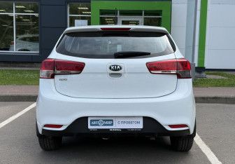 Подержанный автомобиль Kia Rio Hatchback 2016 года (6 фото)