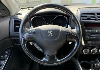 Подержанный автомобиль Peugeot 4008 2012 года (11 фото)
