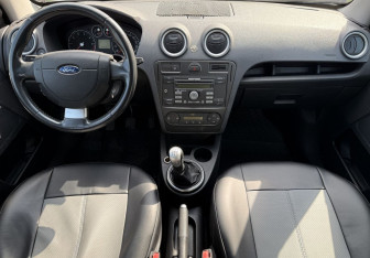 Подержанный автомобиль Ford Fusion 2006 года (9 фото)