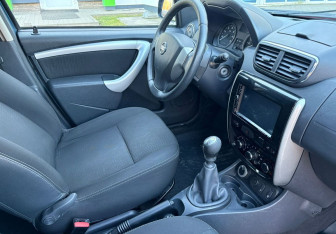 Подержанный автомобиль Nissan Terrano 2014 года (10 фото)