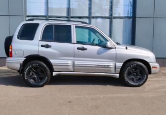 Подержанный автомобиль Chevrolet Tracker 2003 года (5 фото)