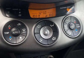 Подержанный автомобиль Toyota RAV4 2010 года (13 фото)