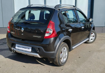 Подержанный автомобиль Renault Sandero 2012 года (6 фото)
