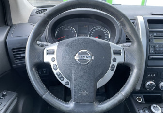 Подержанный автомобиль Nissan X-Trail 2011 года (13 фото)