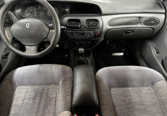 Подержанный автомобиль Renault Megane Sedan 2001 года (10 фото)