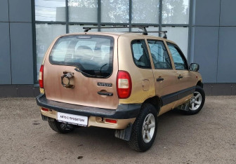 Подержанный автомобиль Chevrolet Niva 2004 года (6 фото)