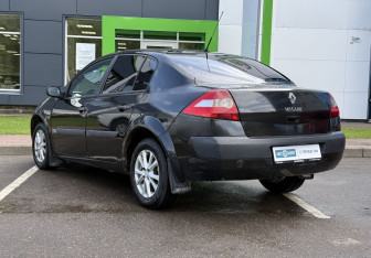 Подержанный автомобиль Renault Megane Sedan 2004 года (7 фото)