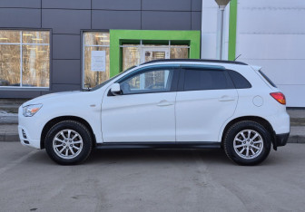 Подержанный автомобиль Mitsubishi ASX 2012 года (8 фото)